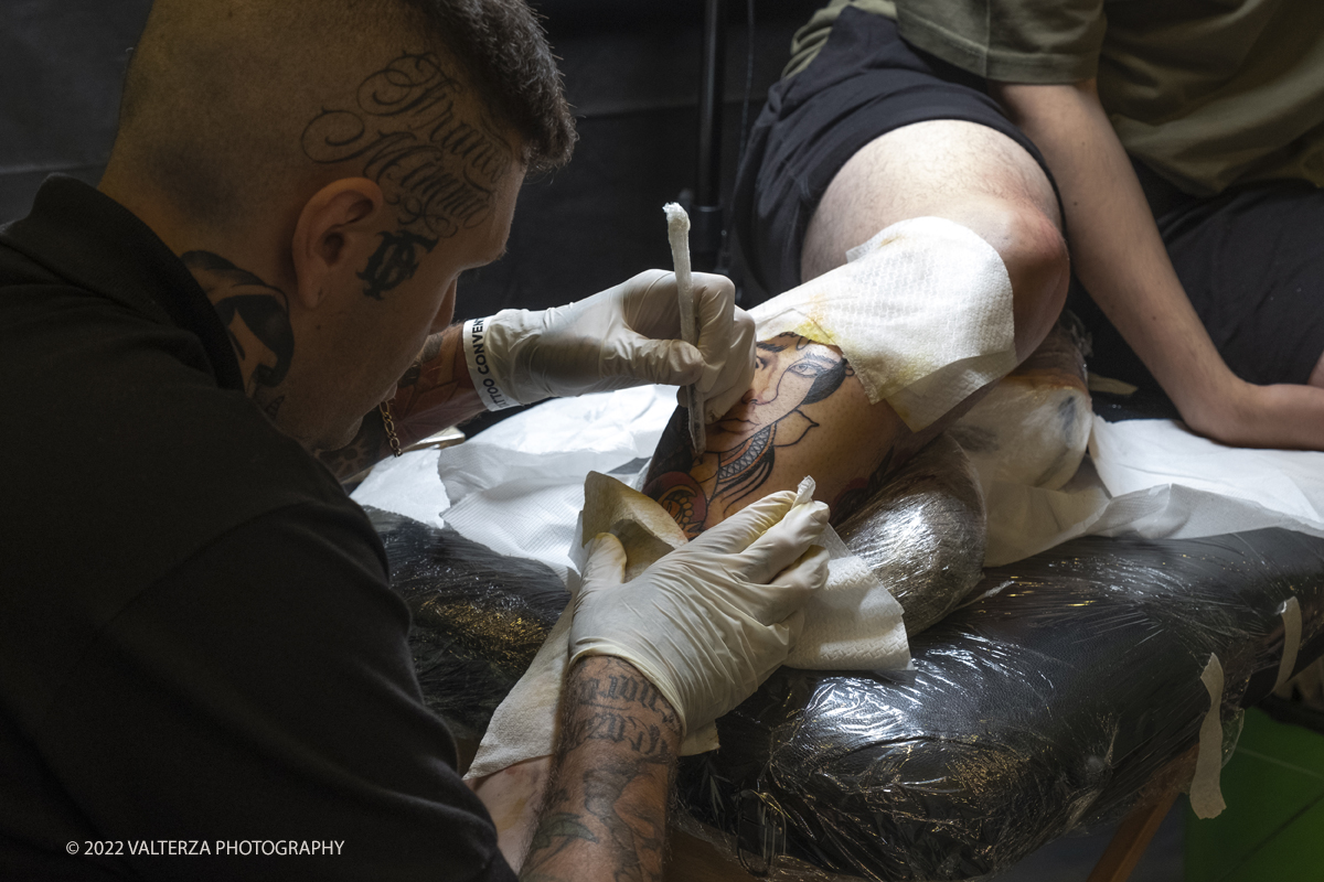 _DSF6711 copia.jpg - 24/09/2022. Torino. Presente in cittÃ  il meglio del mondo del tattoo grazie a 250 tatuatori. Nella foto tatuatore al lavoro nel suo stand